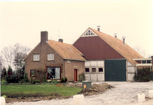 1335 - Landbouwbedrijf, Schuur type PF7v, gevels baksteen, houten deuren en vensters, zadeldak met pannen. Woning type ...