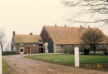 1356 - Landbouwbedrijf, Schuur type PF8v, Gevels baksteen, houten deuren en vensters, zadeldak met pannen. Woning type ...