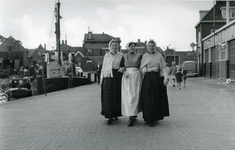 215 - Drie dames aan de haven
