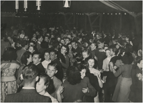 251887 Festiviteiten: het dansen door medewerkers van de VVV. Geen verdere informatie bekend, ca. 1955