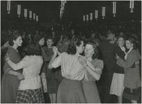251888 Festiviteiten: het dansen door medewerkers van de VVV. Geen verdere informatie bekend, ca. 1955