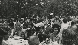 251893 Serie van 6 foto's betreffende een dag met muzikale optredens. Het nuttigen van een maaltijd, ca. 1953