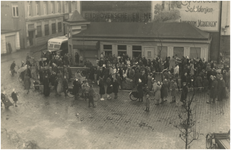251898 Sint Nicolaas: de aankomst van Sinterklaas bij het ANWB en VVV kantoor, ca. 1950