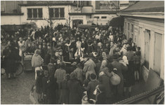 251899 Sint Nicolaas: de aankomst van Sinterklaas bij het ANWB en VVV kantoor, ca. 1950