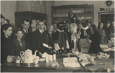 251900 Sint Nicolaas: de ontvangst van Sinterklaas op het ANWB en VVV kantoor, ca. 1950