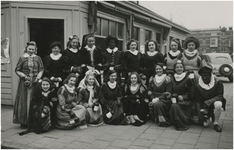 251901 Sint Nicolaas: het poseren door zwarte Pieten en Spaanse schonen voor het ANWB en VVV kantoor, ca. 1952