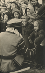 251909 Sint Nicolaas: het begroeten van wachtende kinderen door Zwarte Piet, 1950 - 1960