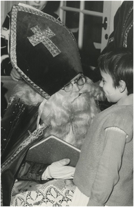 251910 Sint Nicolaas: het toespreken van kinderen door Sinterklaas, 1961