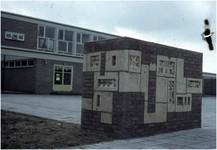 257022 Pilaster met decoraties in steen door Tom van der Linden, school Willem van Kesselstraat 2 : zijkant, 1964 - 1988