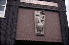 257104 Beeld 'Het loslaten van het jonge leven' door B. v.d. Struik, Levensschool Boschdijk 346, 1964 - 1988