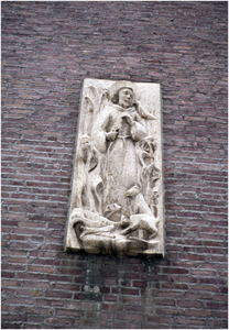257125 Gevelsteen 'St. Franciscus' door Willy van der Putt, Basisschool Sint Franciscus, Jan van Riebeecklaan 2, 1964 - 1988