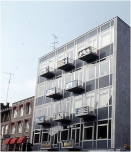 257136 Balkondecoraties door Berend Hendriks, Schoenen Unie Bervoets-Vriezelaar, Nieuwstraat 2, 1964 - 1988