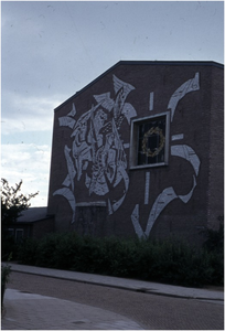 257138 Reliëftableau 'De Opstanding' door Joop Sjollema, Opstandingskerk, Alpenroosplein, zijde Stokroosstraat, 1964 - 1988