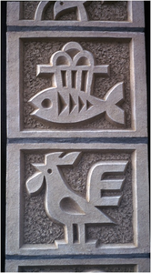 257169 Detail deurbekroing en -omlijsting, H. Hartkerk, Brucknerplein, 1964 - 1988