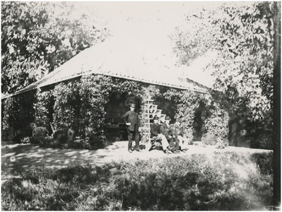 211 Theehuis in de tuin van de familie Van Zeeland, Aalsterweg, 1895