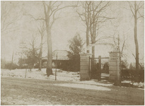 214 Aalsterweg, Sociëteit Rozenstein, toegangspoort. Op de achtergrond het theehuis, 1894 - 1896