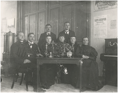 225 Een gezelschap aan een tafel in societeit Rozenstein, Aalsterweg, met geheel links cafehouder Schutz, 1899 - 1901