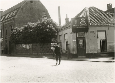 544 Cafe A. van Mierlo-van Agt, hoek Parallelweg - 'Gagelstraat', ca. 1945