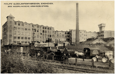 547 Philipsfabrieken gezien vanaf spoorlijn Eindhoven-Luik [vooraan] en de Philipslijn uit 1912 daarachter. V.l.n.r. ...