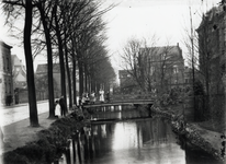 2382 De Keizersgracht gezien richting Wal, met rechts vooraan Villa Fens en een bruggetje over de stadsgracht als ...