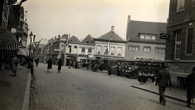2749 Standplaats van de bussen op de Markt gezien richting de oostzijde en de 'Nieuwstraat'. Op de achtergrond o.a. ...