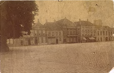 4172 De oostzijde van de Markt. Van links naar rechts de linde, een kapperszaak, een handel in garen en band, een ...