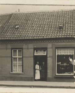 8528 Bakkerij Heintje, met in de deurpost van Liempt en zijn vrouw, 1908