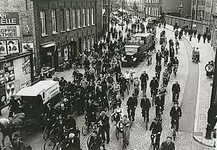 25880 Panorama van de Emmasingel bij de Philipsfabriek: verkeersdrukte, 1938 - 1941