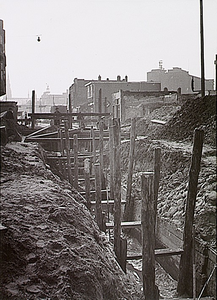 26064 Fellenoord, oude situatie. Aanleg riolering, werkzaamheden ter hoogte van de kruising met de Lijmbeekstraat, 06-1951