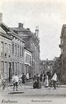 27967 Rozemarijnstraat, gezien vanaf de 'Markt' , met links volgens opschriften een handel in meel en granen, ...