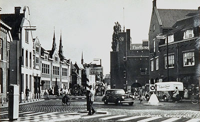 28514 Kruising van de Keizersgracht Willemstraat, met links hoofdpostkantoor en rechts de drukkerij Hermes, 1953 - 1954