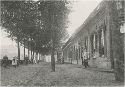 28803 Kloosterdreef, met linksachter de St. Petruskerk, 1912 - 1916 , 1912 - 1916