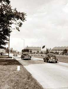 29138 Leenderweg, met op de achtergrond het Floraplein. Met zwaar beladen chevrolet, 1951