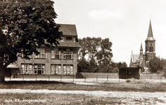 29488 RK-Jongensschool aan de Maasstraat 5, in het kerkdorp Acht. Rechts de RK-kerk Sint Antonius Abt, 12-1948