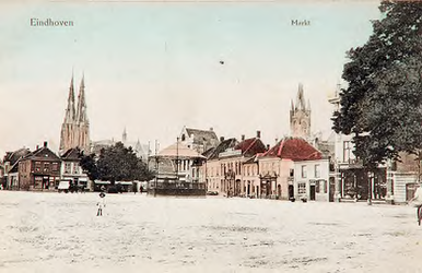 29560 Zuid-westhoek van de Markt. Op de achtergrond links de Sint-Catharinakerk en rechts het stadhuis. Van links naar ...