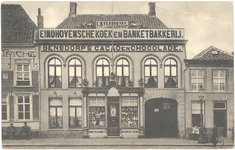 29577 Eindhovensche Koek- en Banketbakkerij G.M. Verhoeven-van Gennip aan de westzijde van de Markt, ca. 1912