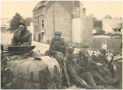 64634 Parallelweg: militairen van het 2de Britse Leger, 30ste Legerkorps, op doortocht, 18-09-1944 - 00-09-1944