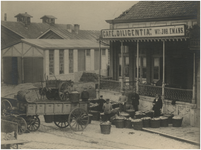 67335 Het uitladen van goederen voor Café Diligentia, Stationsplein, ca. 1900