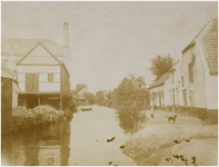 68073 De stadsgracht met links leerlooierij Keunen aan het Stratumseind en rechts de Plekhoek, ca. 1900