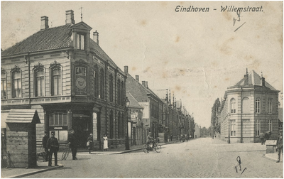 193060 Mobilisatie: wachtpost bij café De Posthoorn, hoek Kleine Berg-Willemstraat, 1914 - 1918