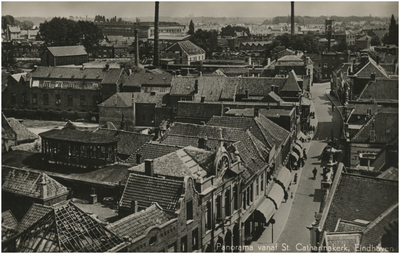 193430 Panorama van Stratumseind: gezien vanaf de Catharinakerk, met linksvoor een tijdens het Duits bombardement van ...