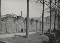 194107 Fabriekscomplex (shedbouw) van Philips NV aan de Emmasingel. Op de voorgrond de stadsgracht en op de achtergrond ...
