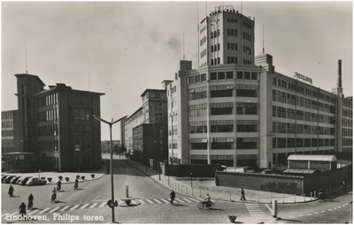 194182 Emmasingel, met links het hoofdkantoor en rechts de Lichttoren en het bedrijvencomplex van Philips NV, 1956 - 1960