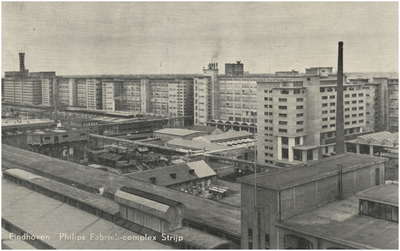 194283 Bedrijvencomplex Strijp-S van Philips NV gezien vanaf de hoek Kastanjelaan-Glaslaan richting Beukenlaan. Links ...