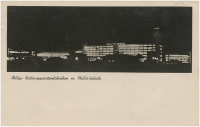 194372 Avondopname van Philips bedrijvencomplex Strijp-S met links de Apparatenfabriek en rechts de Philitefabriek, ...