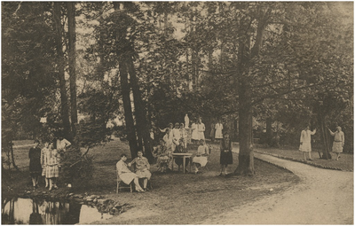 194657 Leerlingen van de zusters Ursulinen in de tuin van huize Sancta Ursula, ca. 1930