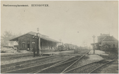 194742 Spoorwegemplacement, met rechts het eerste stationsgebouw, 1901 - 1910