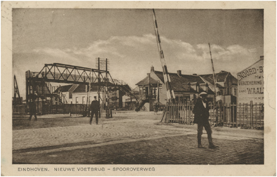 194887 Voetbrug over de Woenselse overweg, Fellenoord, ca. 1925