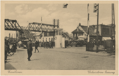 194915 Woenselse overweg, met verkeerstoren en loopbrug, Fellenoord, ca. 1935