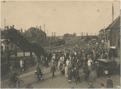 194918 Verkeersdrukte: het wachten bij de Woenselse overweg door voetgangers en fietsers, ca. 1935